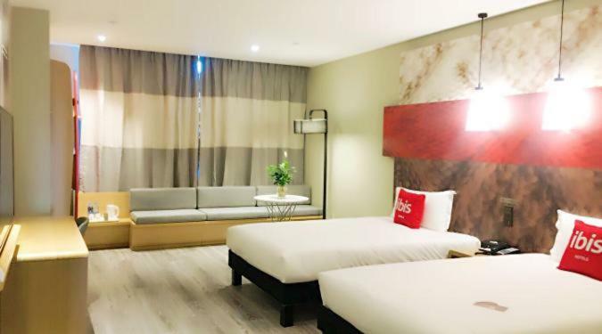 Ibis Urumqi Weixing Square Hotel Buitenkant foto