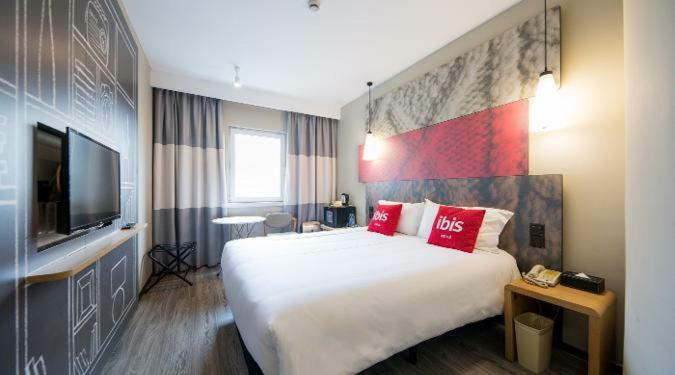 Ibis Urumqi Weixing Square Hotel Buitenkant foto